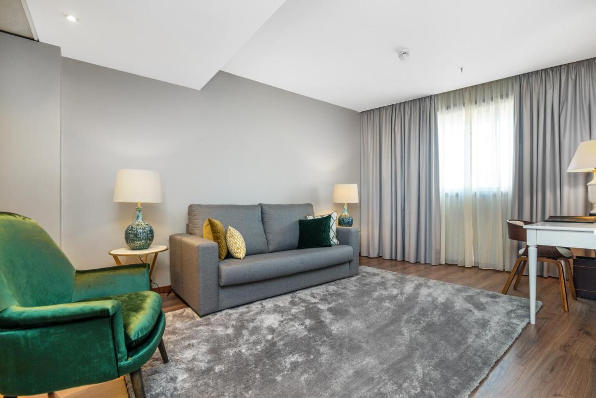 Uma área de estar em Gaia Residence