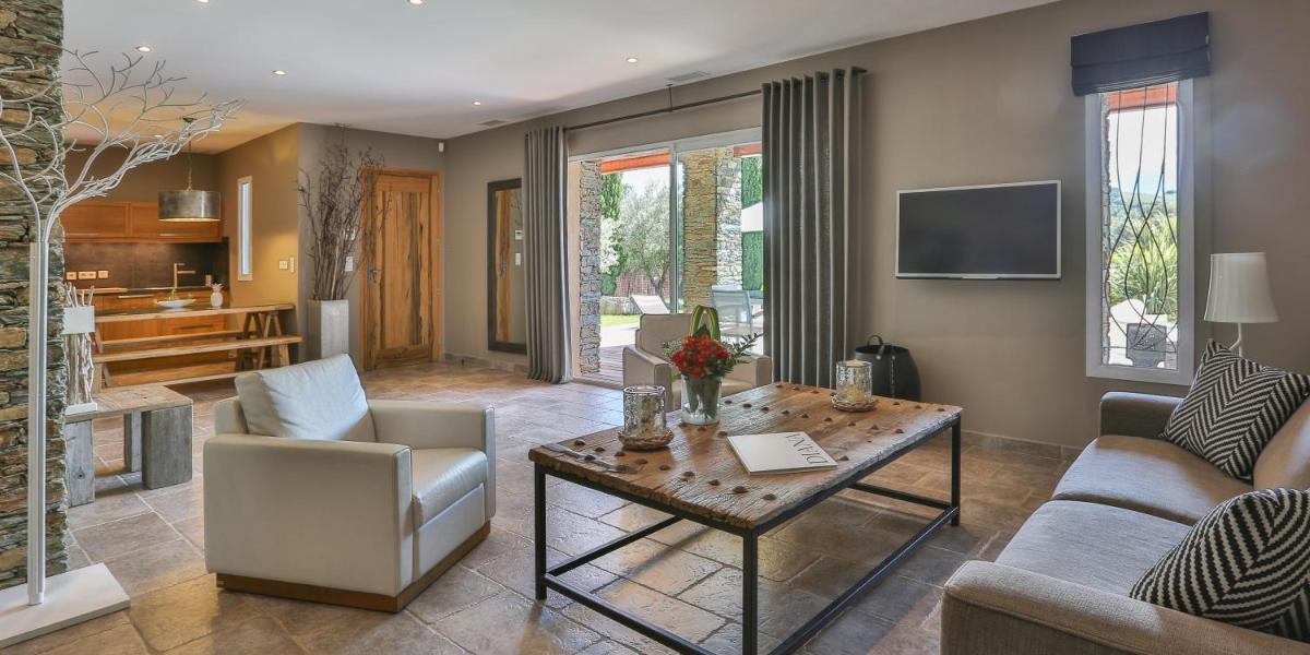 un salon avec un canapé et une table dans l'établissement Hôtel La Dimora & Spa, à Saint-Florent