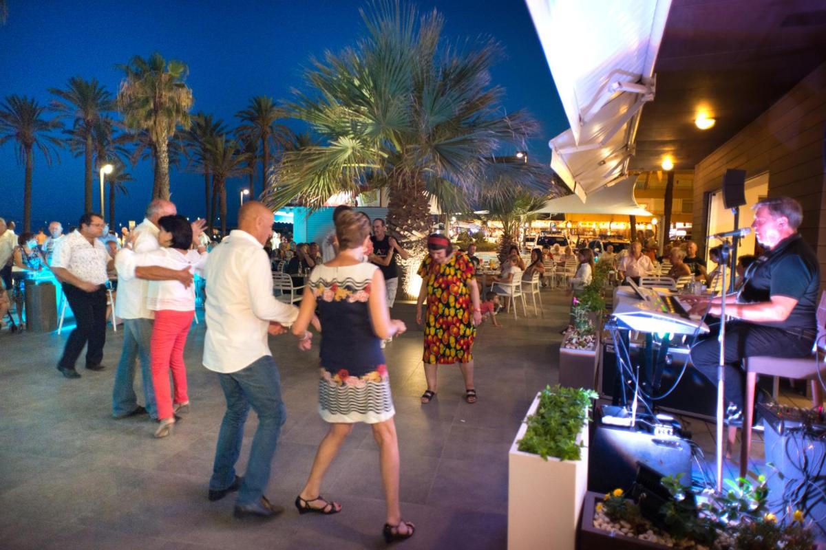 un grupo de personas de pie alrededor en un evento en Hotel Montecarlo Spa & Wellness, en Roses 37 fotos más