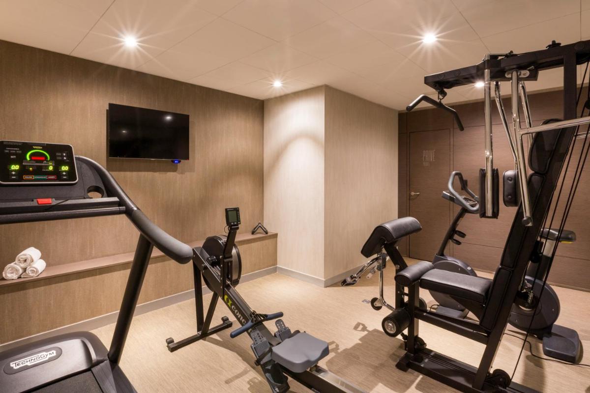 une salle avec une salle de sport avec un tapis roulant dans l'établissement BW Premier Collection Le Saint Antoine Hotel et Spa, à Rennes