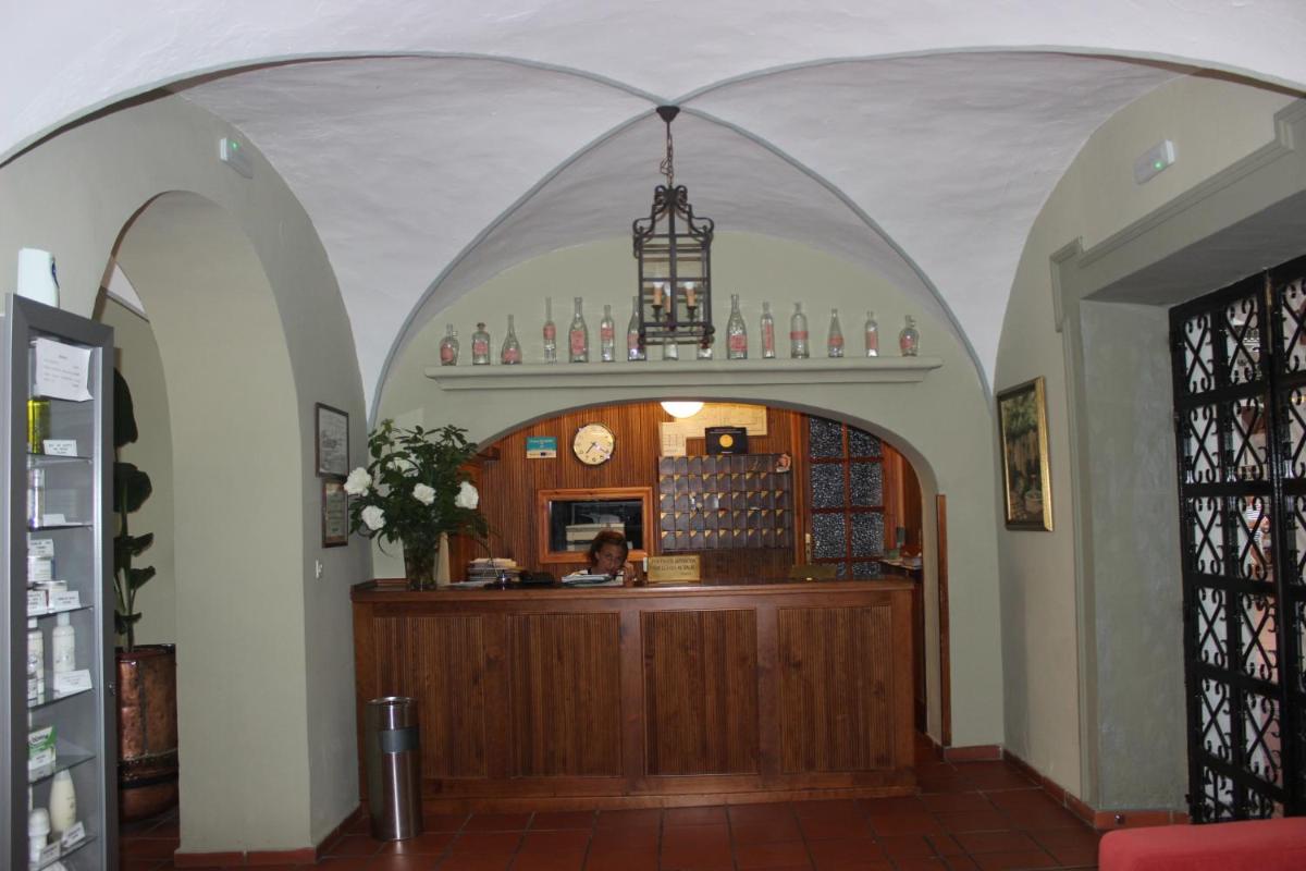 una mujer sentada en un bar en un edificio en Hotel Varinia Serena - Balneario de Alange, en Alange 40 fotos más