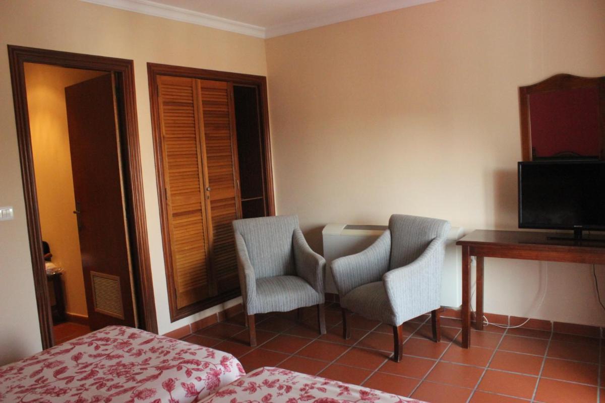 Una televisión o centro de entretenimiento en Hotel Varinia Serena - Balneario de Alange