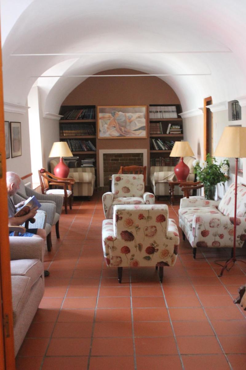 una sala de estar con sofás y sillas en Hotel Varinia Serena - Balneario de Alange, en Alange