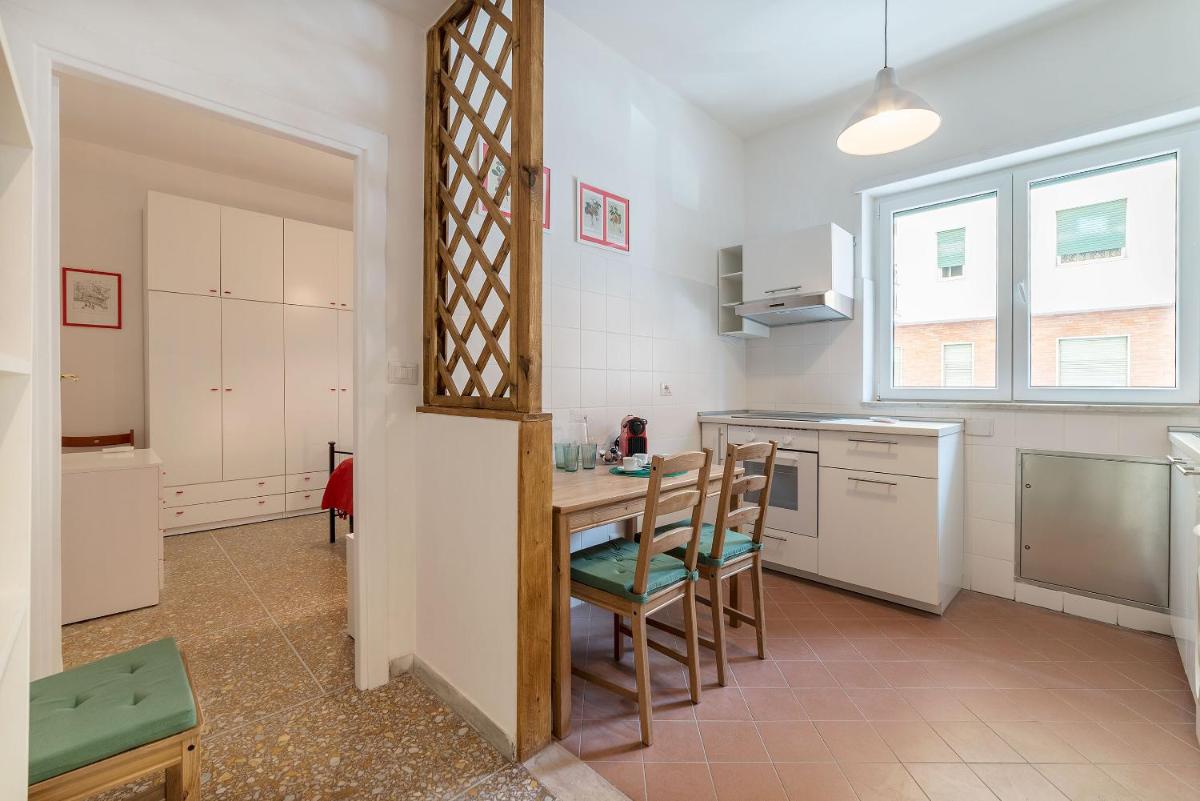 Suitetrails - Red & White Vatican Apartment