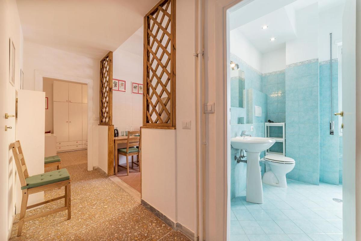 Suitetrails - Red & White Vatican Apartment