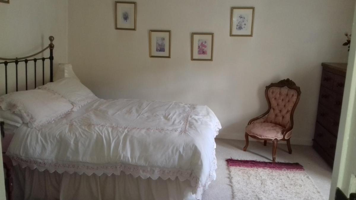 Hills Farm B&B Laugharne - Housity