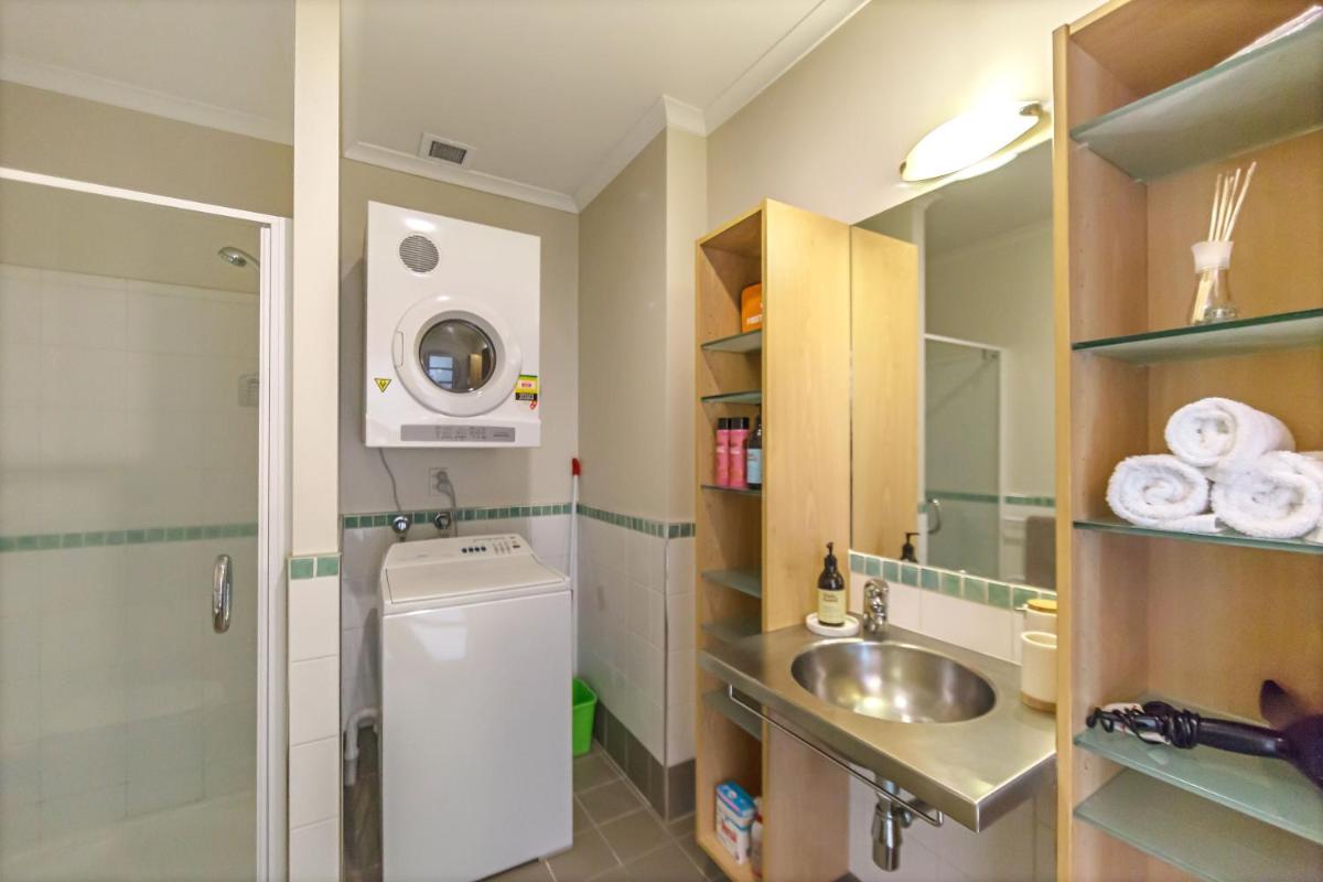 Princes Wharf 1BR Sub-Penthouse with Panoramic City & Ocean Views - Housity