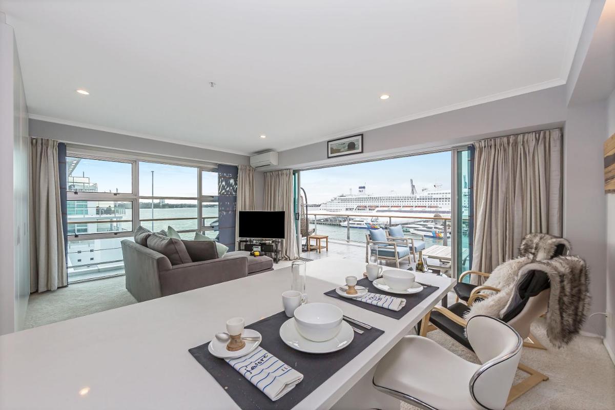 Princes Wharf 1BR Sub-Penthouse with Panoramic City & Ocean Views - Housity