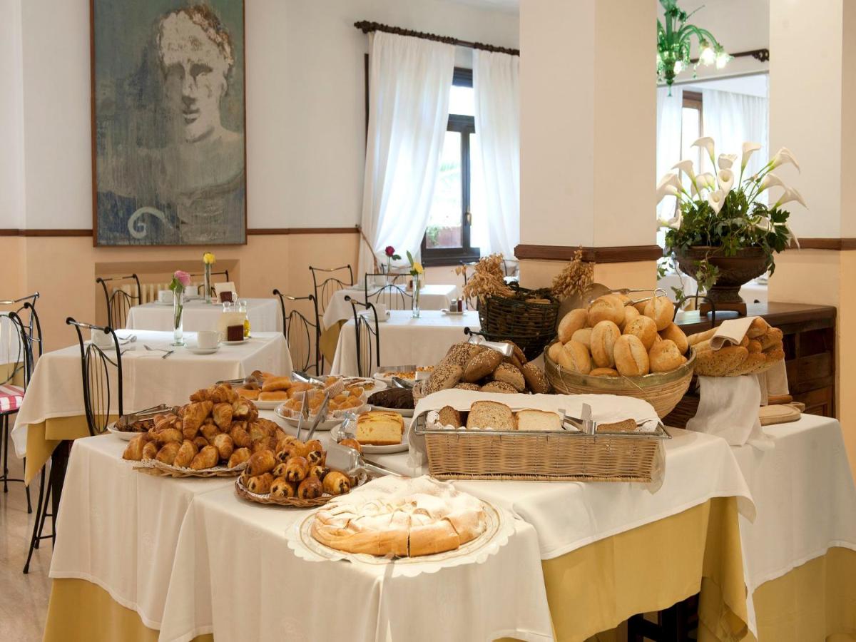 Comida en o cerca de este hotel