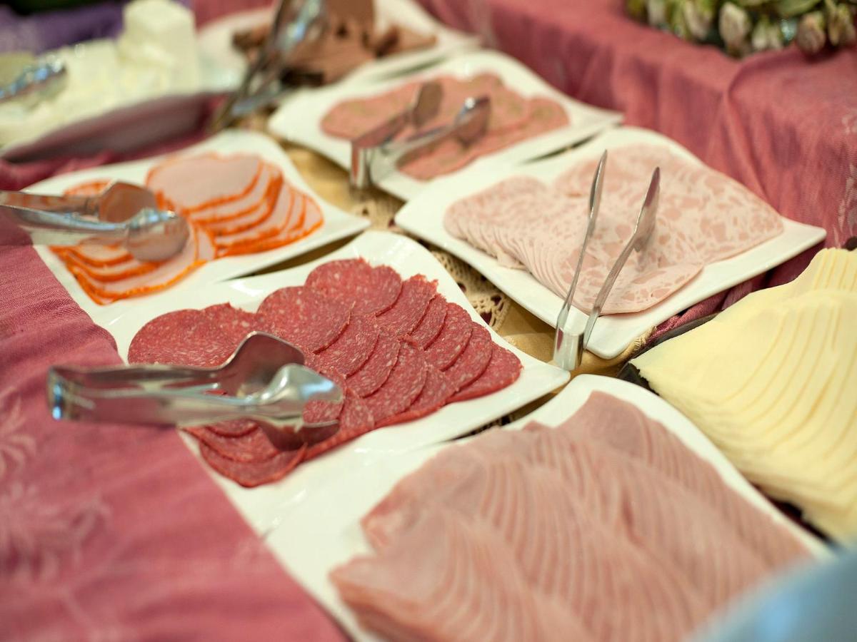 Comida en o cerca de este hotel