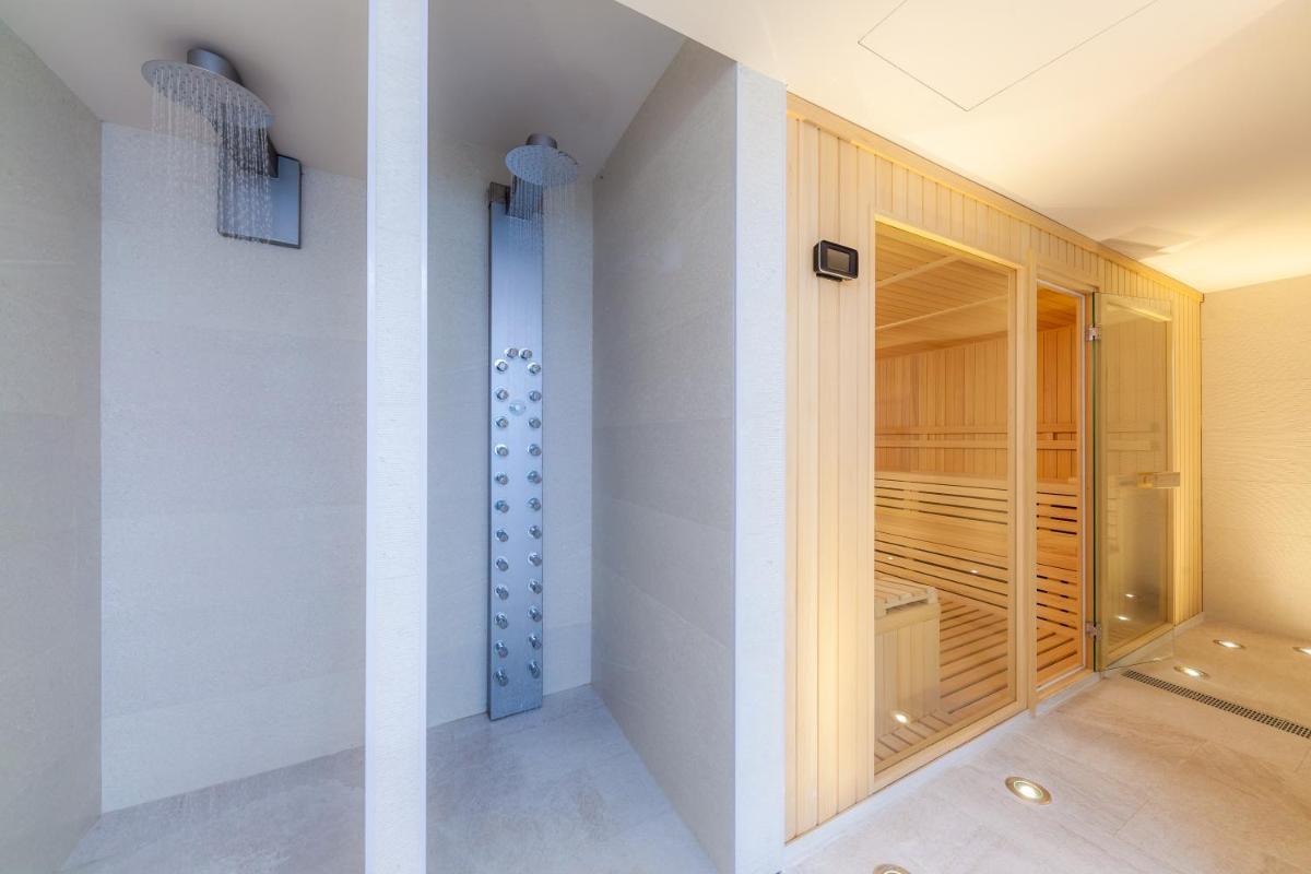 Un baño de Talayot - Adults Only