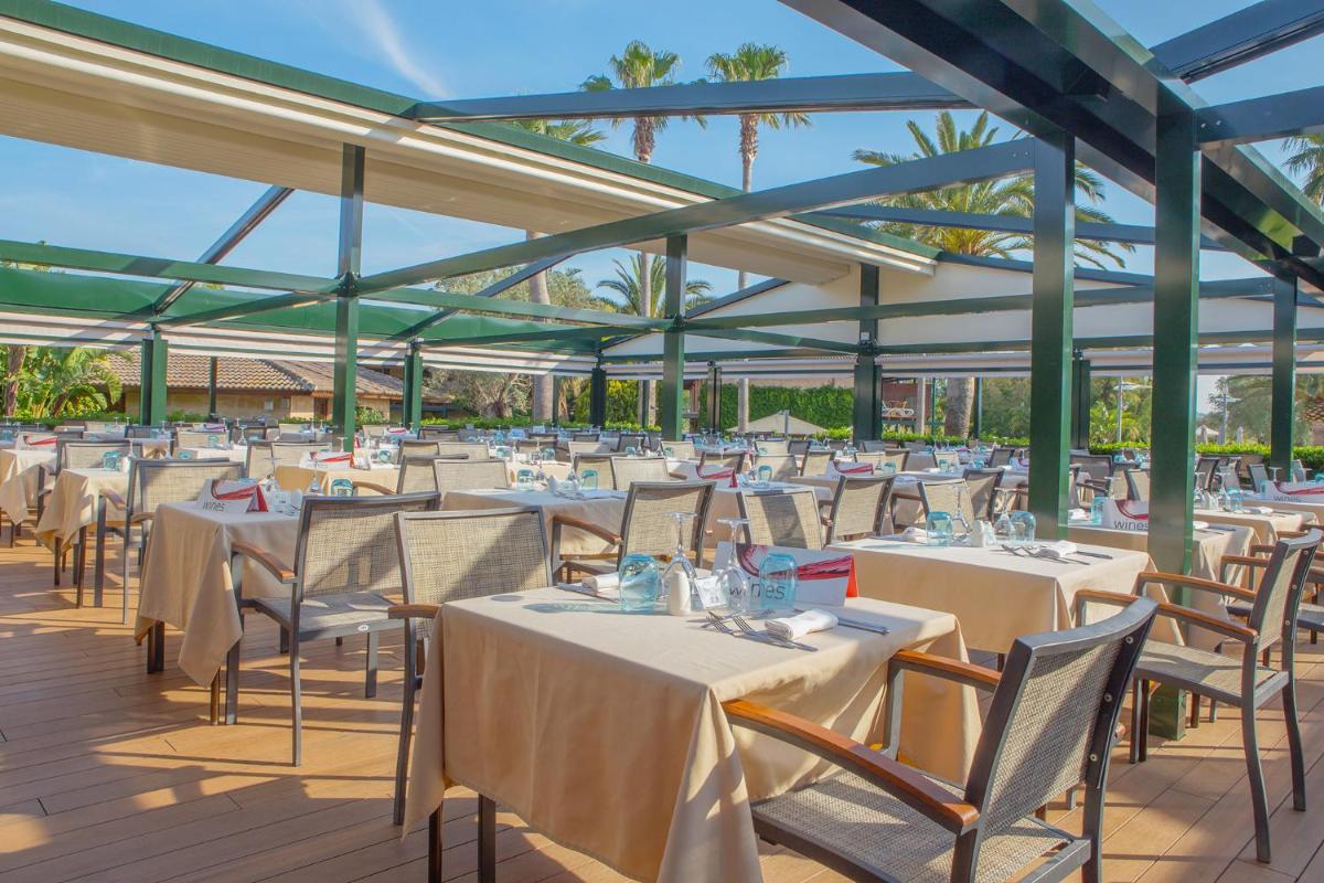 Un restaurante o sitio para comer en PortBlue Club Pollentia Resort & Spa