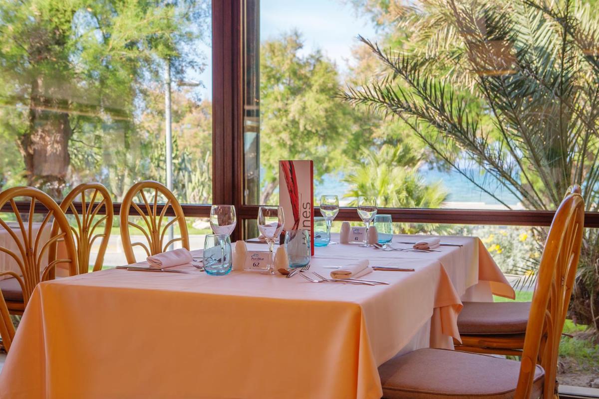 Un restaurante o sitio para comer en PortBlue Club Pollentia Resort & Spa
