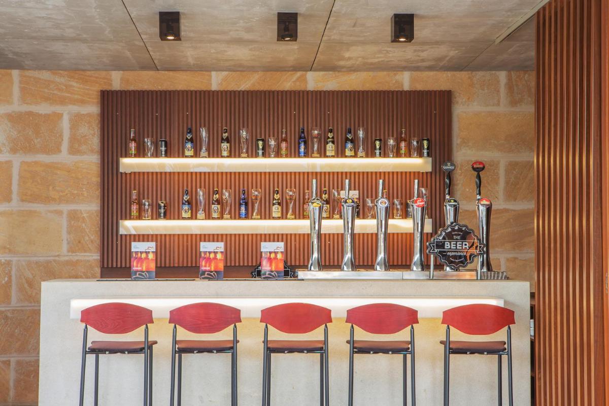 El salón o zona de bar de PortBlue Club Pollentia Resort & Spa
