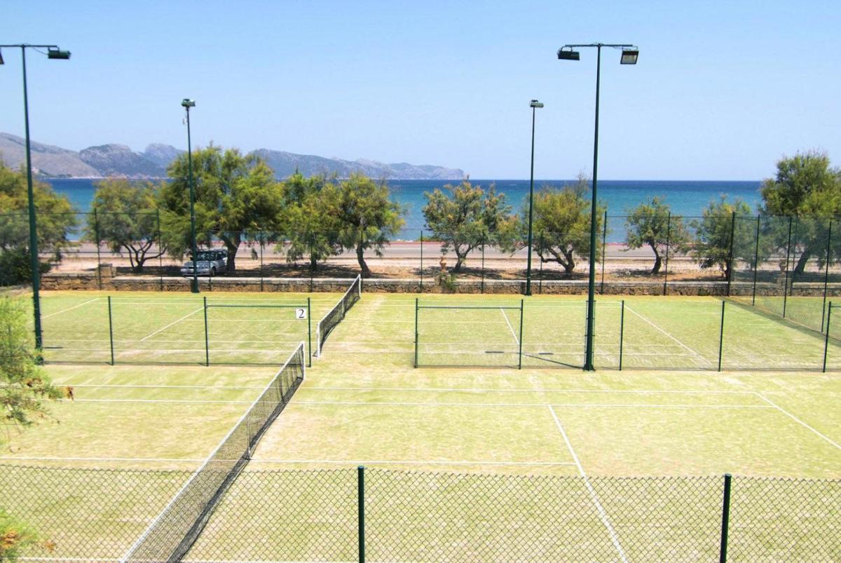 Instalaciones para jugar a tenis o squash en PortBlue Club Pollentia Resort & Spa o alrededores