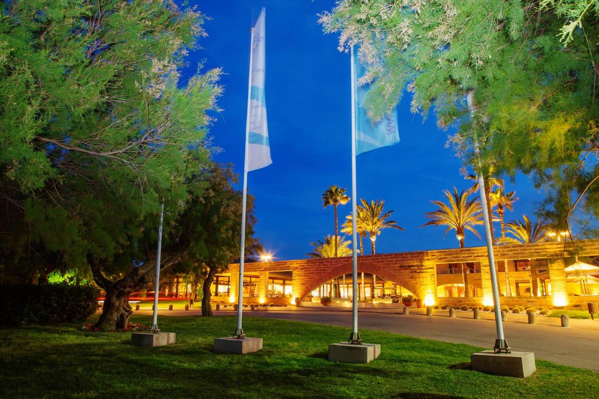 Jardín al aire libre en PortBlue Club Pollentia Resort & Spa