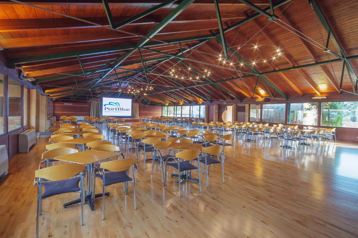 Un restaurante o sitio para comer en PortBlue Club Pollentia Resort & Spa