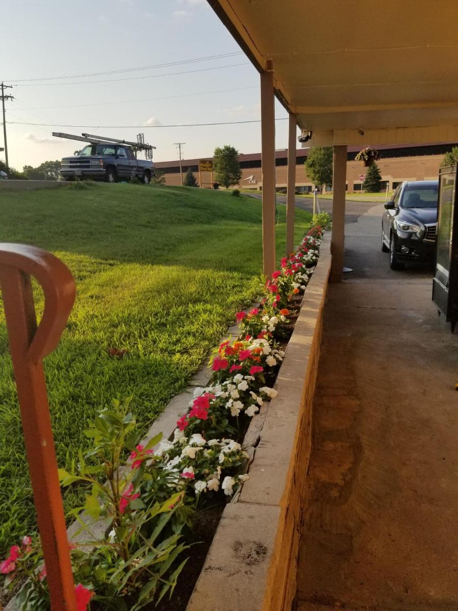 Budget Inn And Suites Eagan - Housity