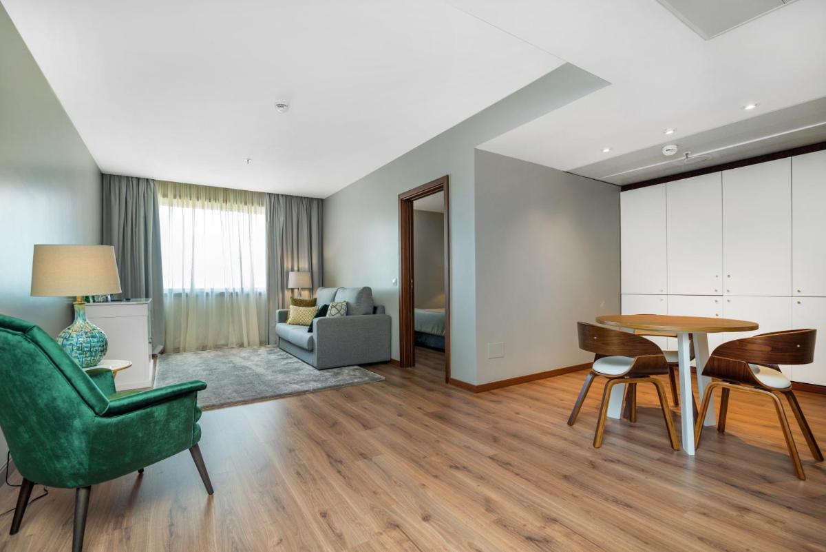 Uma área de estar em Gaia Residence