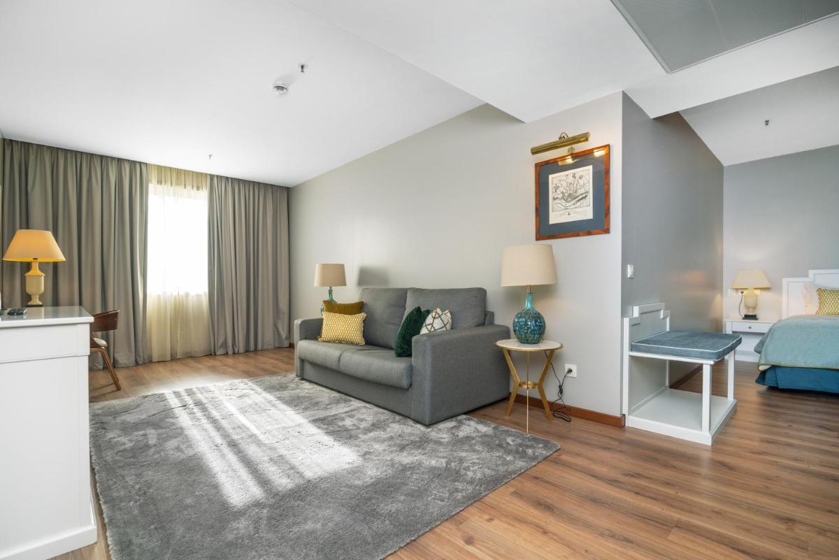 Uma área de estar em Gaia Residence