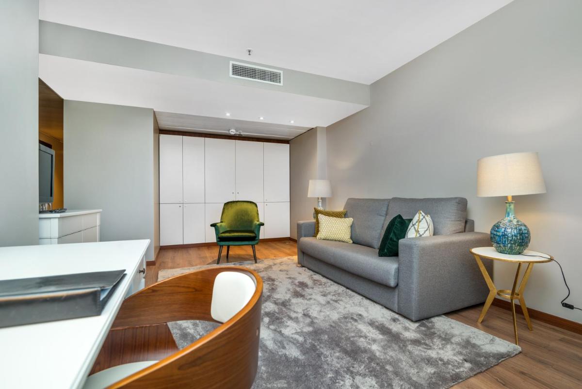 Uma área de estar em Gaia Residence