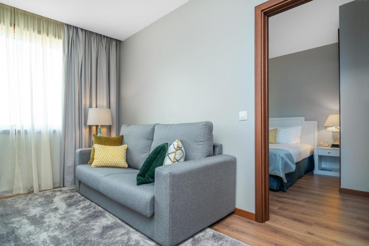 Uma área de estar em Gaia Residence