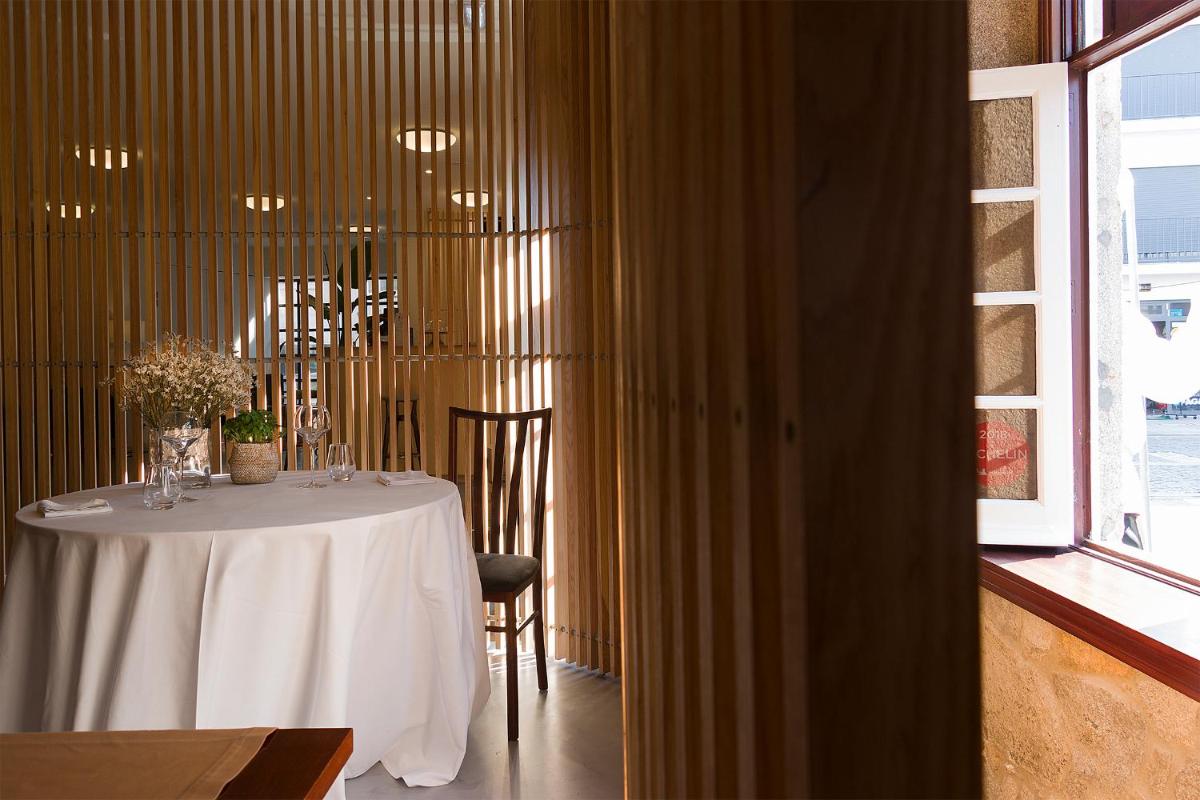 Um restaurante ou outro lugar para comer em Hotel Meira