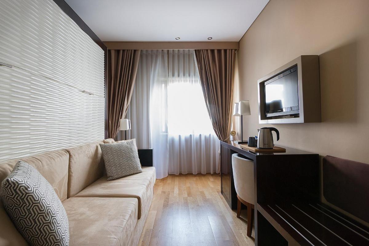 uma sala de estar com um sofá e uma televisão em Hotel Meira em Vila Praia de Âncora