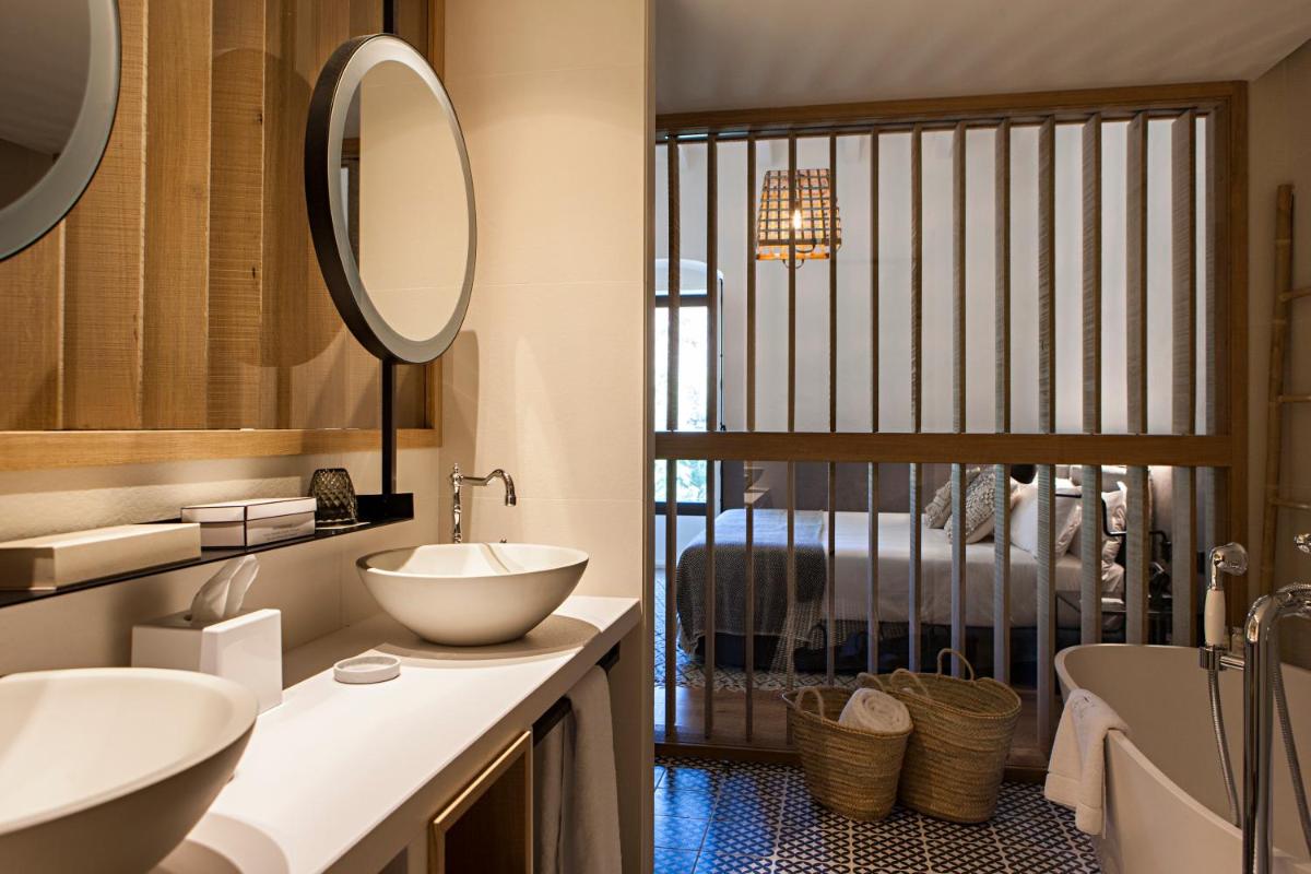 un baño con lavabo y espejo en Terra Dominicata - Hotel & Winery - Adults Only, en Escaladei