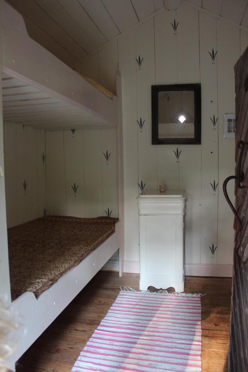 Bo primitivt i härbret på Oklagård - Housity