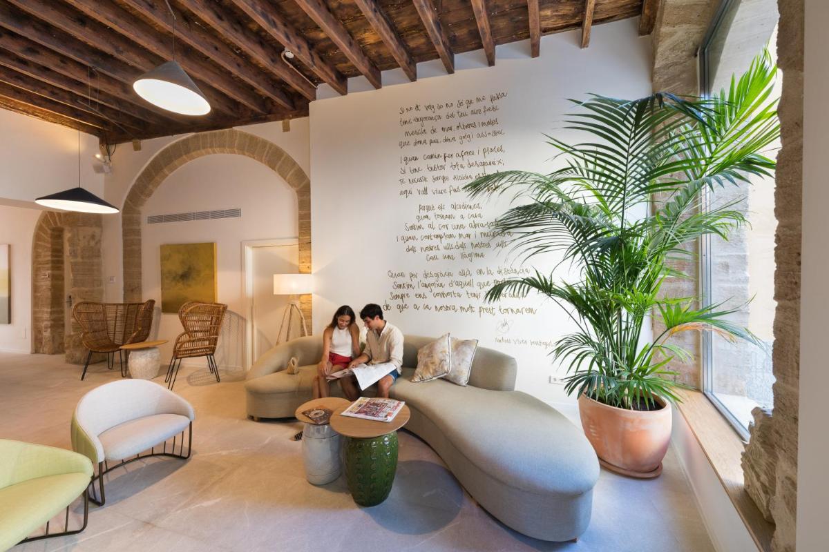 Dos personas sentadas en un sofá en una sala de estar en Forum Boutique Hotel & Spa - Adults Only, en Alcudia 47 fotos más