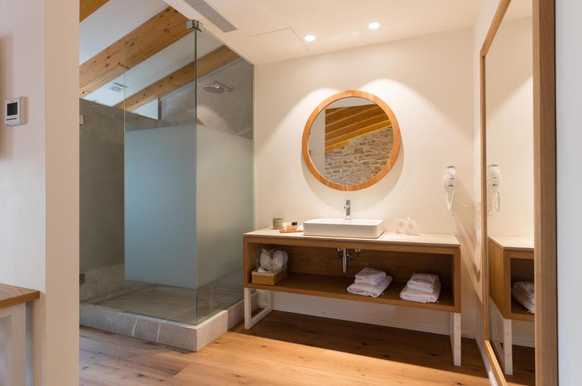 un baño con lavabo y ducha en Forum Boutique Hotel & Spa - Adults Only, en Alcudia