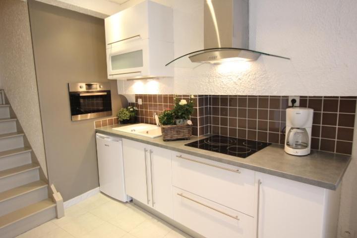 Cuisine ou kitchenette dans l'établissement La Maison Blanche