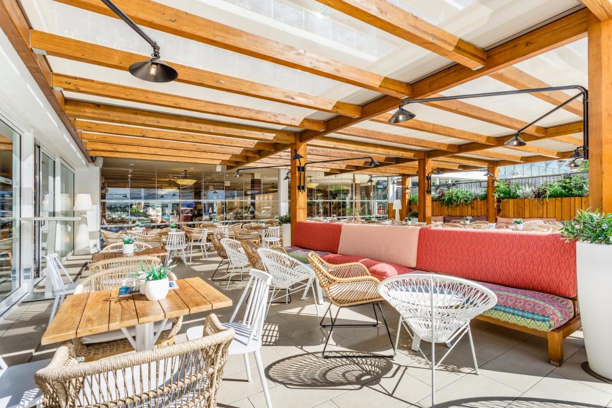 Un restaurante o sitio para comer en Hotel Anabel