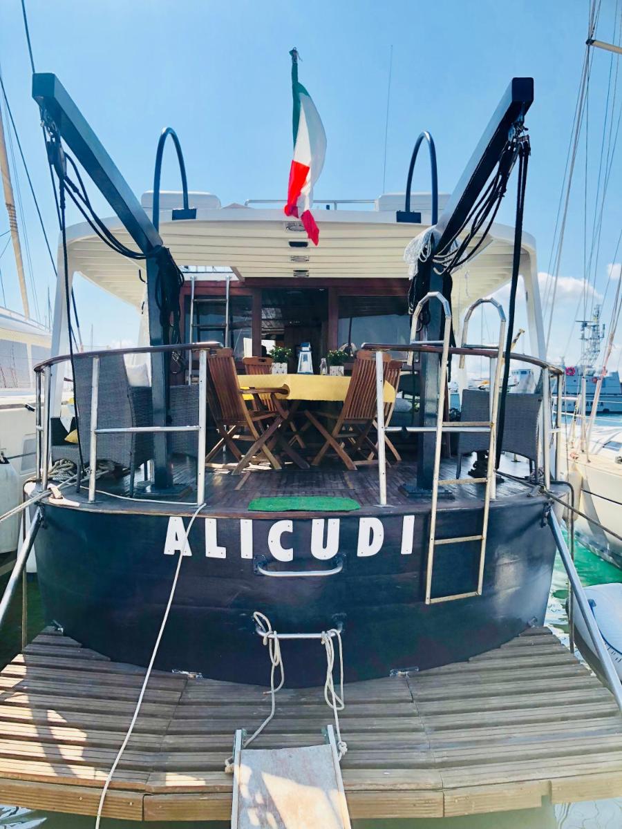 Boat & Breakfast Alicudi - Housity