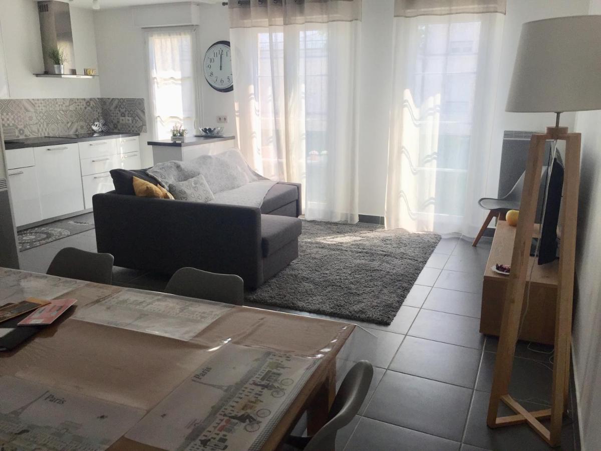 Julie's Homes Disneyland - Housity