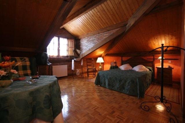 Cama o camas de una habitación en Hotel "Posada de Cantabria EL SOLAR" -Cenas típicas y Gintonic- Bar -Terraza panorámica