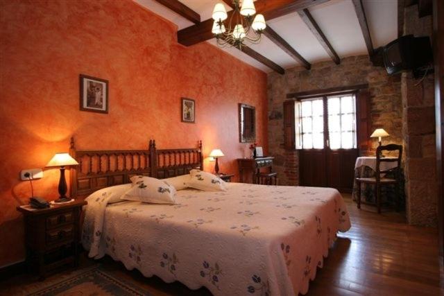 Cama o camas de una habitación en Hotel "Posada de Cantabria EL SOLAR" -Cenas típicas y Gintonic- Bar -Terraza panorámica