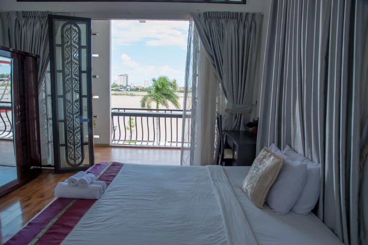 New Season Riverside Hotel - Housity