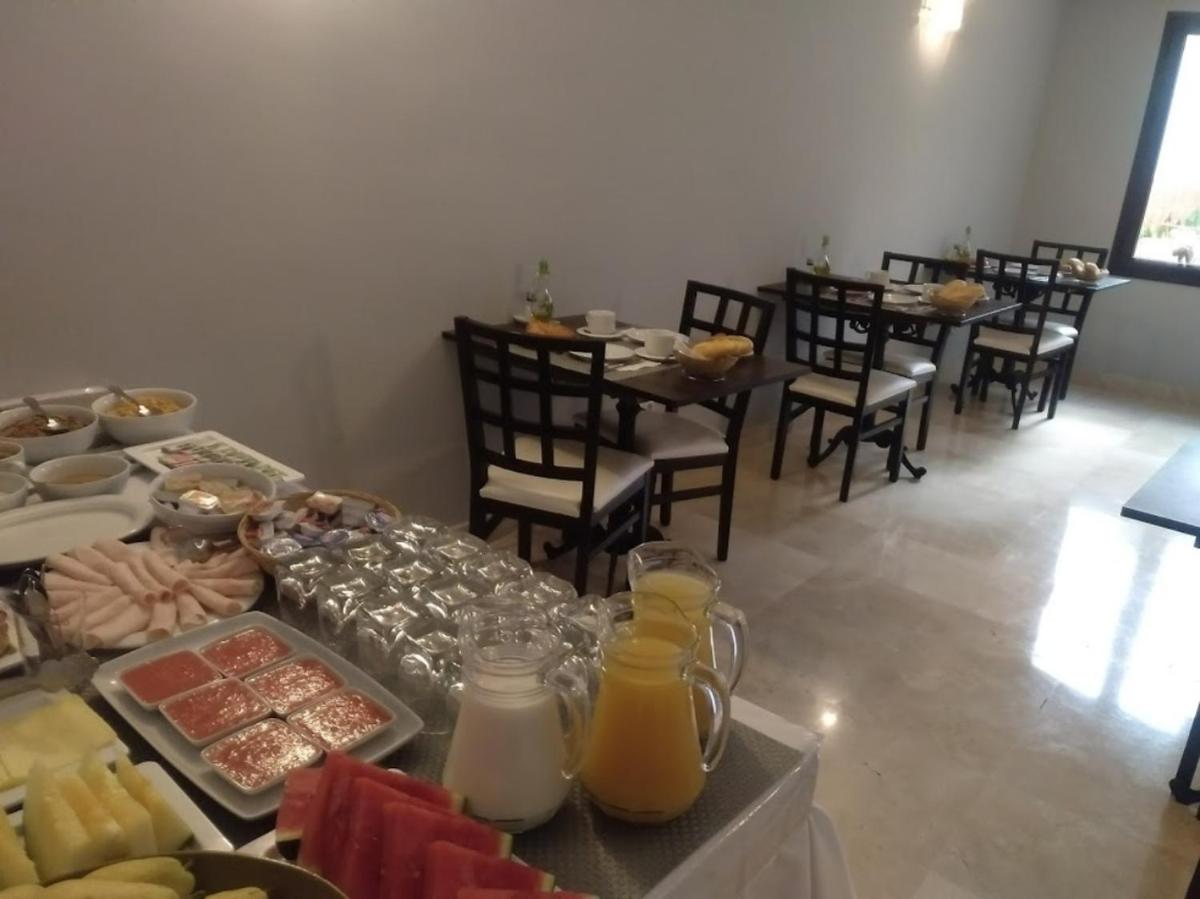 Comida en o cerca de este hotel
