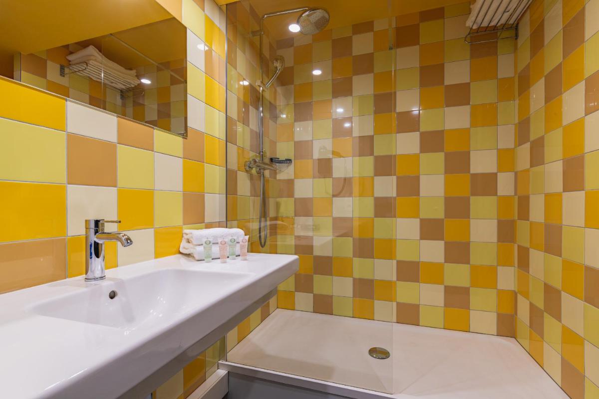 Salle de bains dans l'établissement Best Western Hôtel Grand Parc Marne La Vallée