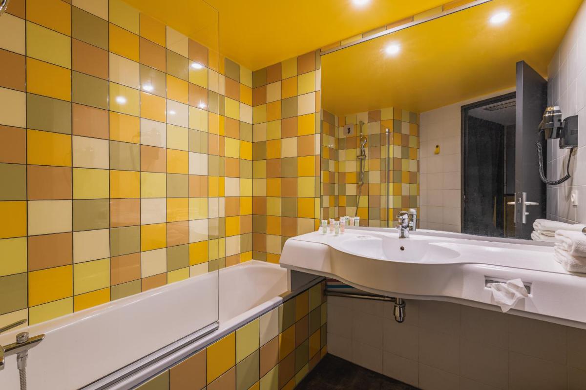Salle de bains dans l'établissement Best Western Hôtel Grand Parc Marne La Vallée