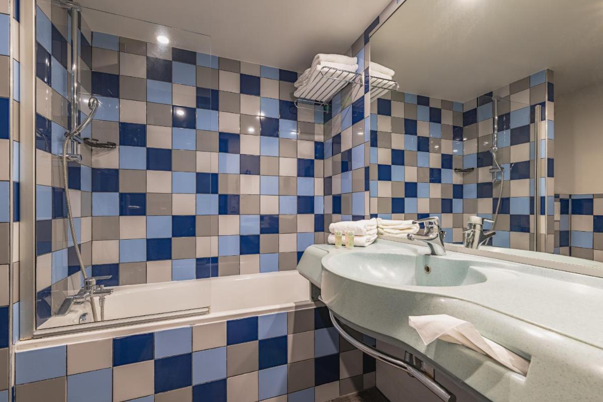 Salle de bains dans l'établissement Best Western Hôtel Grand Parc Marne La Vallée