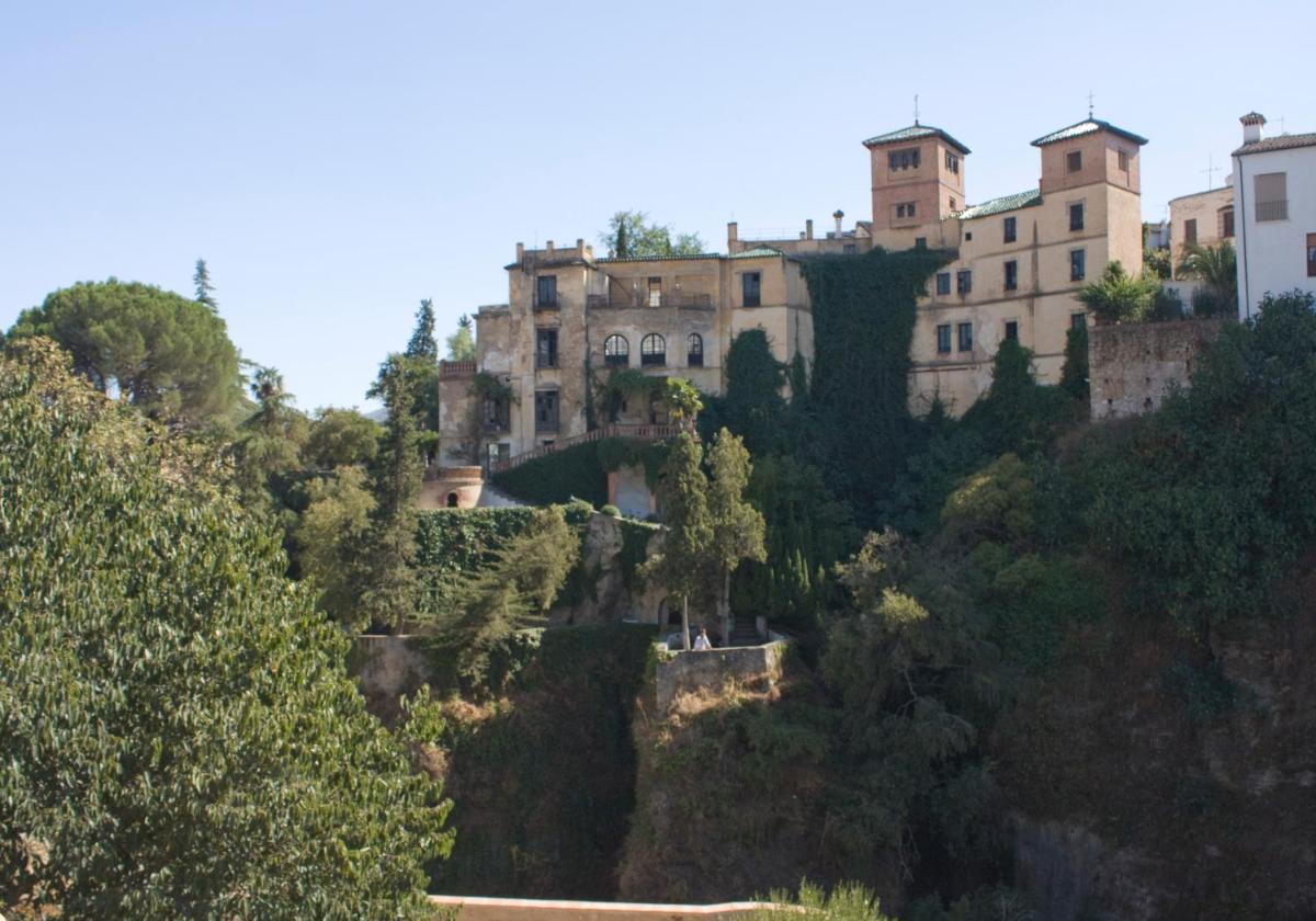 un grupo de edificios en la cima de una montaña en Hotel & Spa PLAZA Arriate, en Arriate