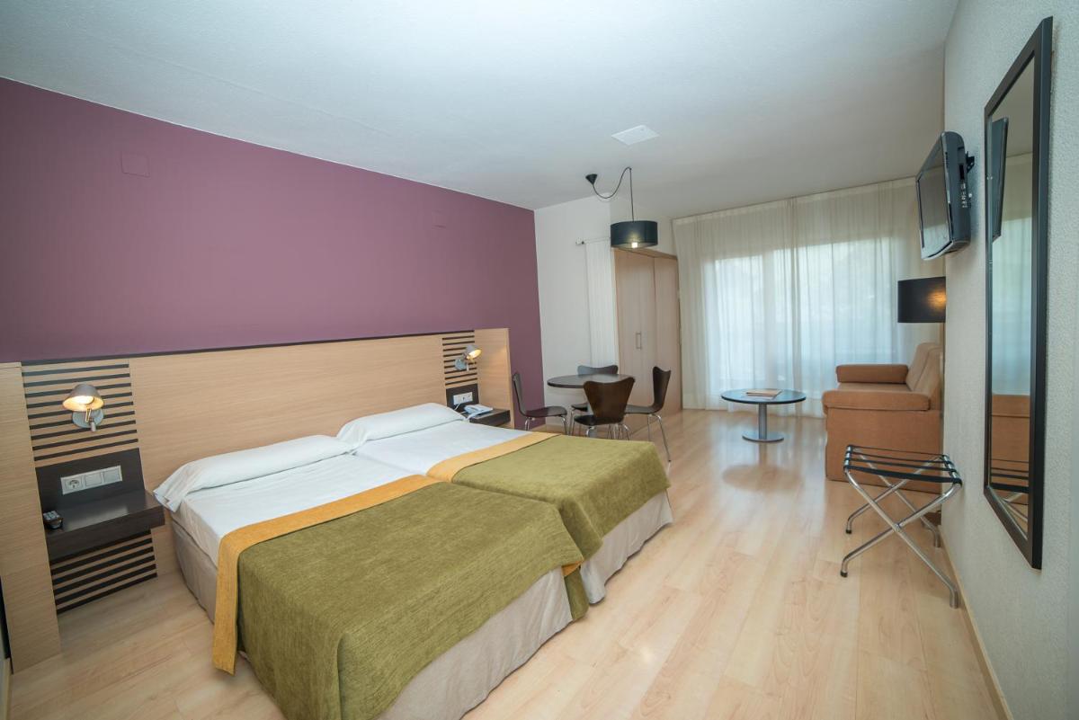 Cama o camas de una habitación en Oroel Hotel & SPA
