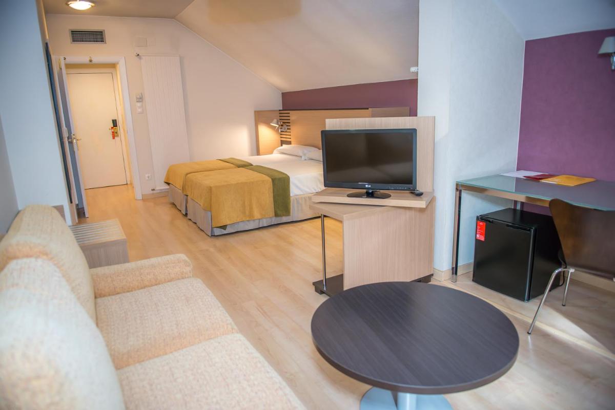 Una televisión o centro de entretenimiento en Oroel Hotel & SPA