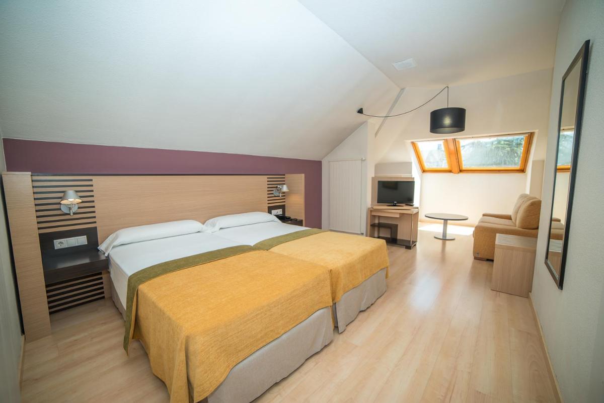 Cama o camas de una habitación en Oroel Hotel & SPA