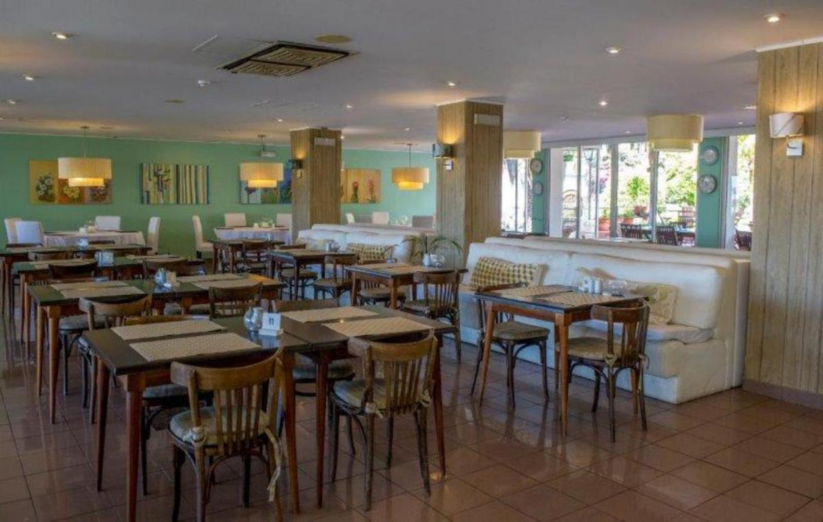Um restaurante ou outro lugar para comer em Florasol Residence Hotel - Dorisol hotels