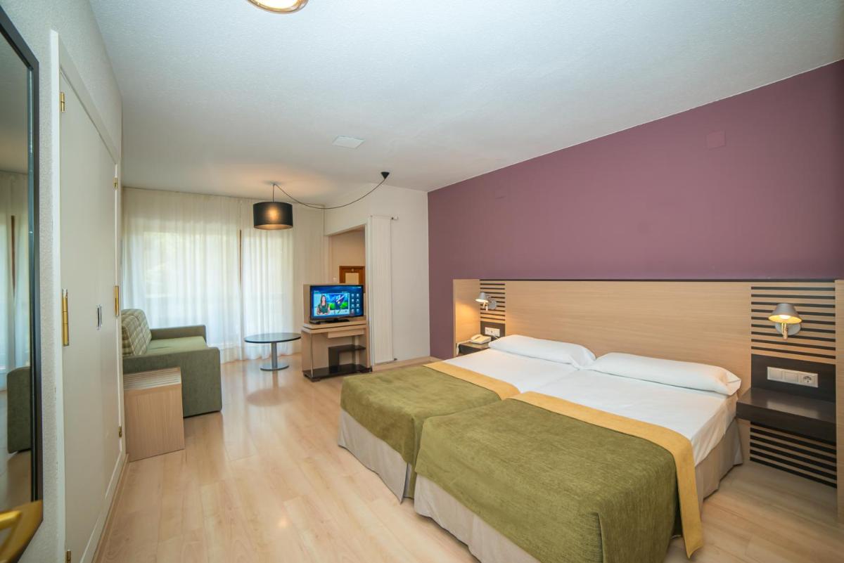 Cama o camas de una habitación en Oroel Hotel & SPA