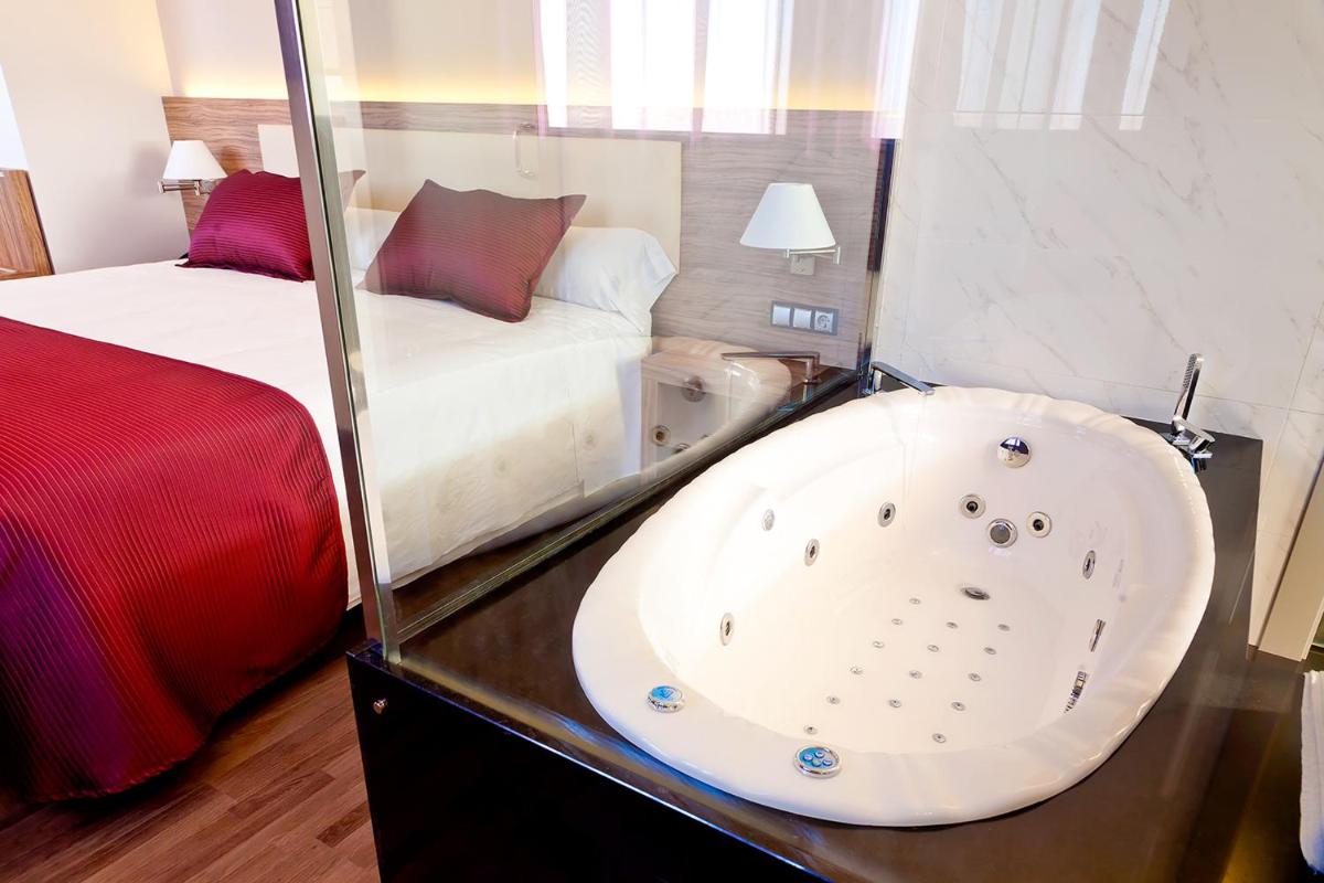 Cama o camas de una habitación en Dña Monse Hotel Spa & Golf